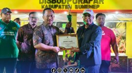 Foto. Kepala Bappeda dan Plt BKPSDM Sumenep, Dr Ir Arif Firmanto, S.TP., M.Si.IPU., ASEAN Eng saat menerima penghargaan sebagai Best Booth Stan Terbaik di Madura Night Vaganza 2025.