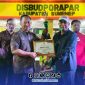 Foto. Kepala Bappeda dan Plt BKPSDM Sumenep, Dr Ir Arif Firmanto, S.TP., M.Si.IPU., ASEAN Eng saat menerima penghargaan sebagai Best Booth Stan Terbaik di Madura Night Vaganza 2025.