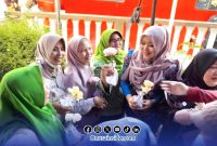 Foto. Dr Lia Istifhama, DPD/MPR RI saat membawa pesan Perdamaian di Surabaya dengan Setangkai Bunga