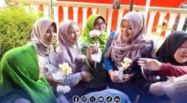 Foto. Dr Lia Istifhama, DPD/MPR RI saat membawa pesan Perdamaian di Surabaya dengan Setangkai Bunga