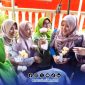 Foto. Dr Lia Istifhama, DPD/MPR RI saat membawa pesan Perdamaian di Surabaya dengan Setangkai Bunga
