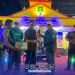Foto. Kasubag Dinkes P2KB Sumenep, Nurul Syamsi,S.Kep.Ns., M.Kes saat menerima penghargaan mewakili Kepala Dinkes P2KB Drg Ellya Fardasah, M.Kes di Malam Penutupan Madura Night Vaganza 2025