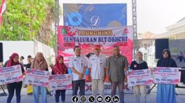Foto. Launching penyaluran BLT DBHCHT ke 4.686 buruh pabrik rokok dan petani tembakau oleh Dinsos Sumenep di Gudang PR Empat Sekawan Mulia, Desa Lembung Timur, Kecamatan Lenteng, Rabu (20/8/2025).