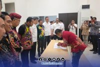 Foto. Penandatanganan Ijin NPPBKC perusahaan Rokok (PR) di Sumenep. 