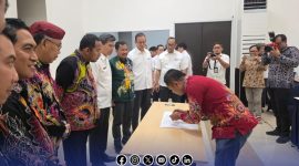 Foto. Penandatanganan Ijin NPPBKC perusahaan Rokok (PR) di Sumenep. 