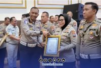 Foto. Kasat Lantas Polres Sumenep, AKP Ninit Titis Dewiyani, S.H., saat menerima penghargaan dari Polda Jatim