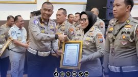 Foto. Kasat Lantas Polres Sumenep, AKP Ninit Titis Dewiyani, S.H., saat menerima penghargaan dari Polda Jatim
