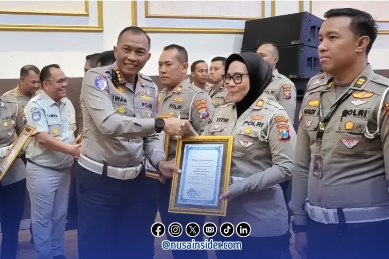 Foto. Kasat Lantas Polres Sumenep, AKP Ninit Titis Dewiyani, S.H., saat menerima penghargaan dari Polda Jatim