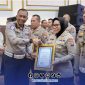 Foto. Kasat Lantas Polres Sumenep, AKP Ninit Titis Dewiyani, S.H., saat menerima penghargaan dari Polda Jatim