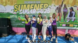 Foto bersama Instruktur Senam Cantik bersama Panitia di panggung Utama. 