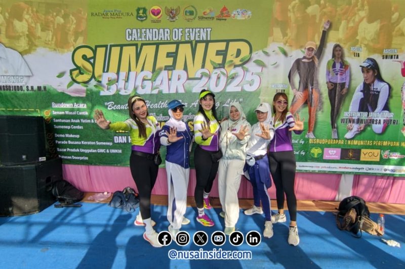 Foto bersama Instruktur Senam Cantik bersama Panitia di panggung Utama. 