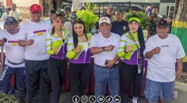 Foto. bersama Kepala Disbudporapar Sumenep Mohammad Iksan, S.Pd., MT saat melakukan Sesi foto bersama Instruktur Sumenep Bugar 2025 di Areal Taman Adipura kabupaten setempat