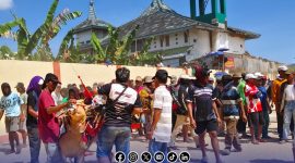 Foto. Salahsatu peserta Karapan Sapi kabupaten Sumenep 2025 saat menghentikan laju Sapi di garis Finish. 