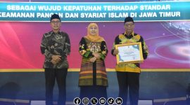 Foto Bersama Chainur rasyid kepala DKPP Sumenep bersama Gubernur Jawa Timur Khofifah Indar Parawansa di panggung Anugerah Jatim