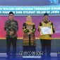 Foto Bersama Chainur rasyid kepala DKPP Sumenep bersama Gubernur Jawa Timur Khofifah Indar Parawansa di panggung Anugerah Jatim