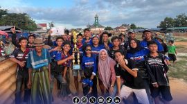 Foto. Tim Kereta Malam saat menerima Piagam dan Piala Juara I Karapan Sapi se-kabupaten Sumenep, Ahad 14 September 2025.