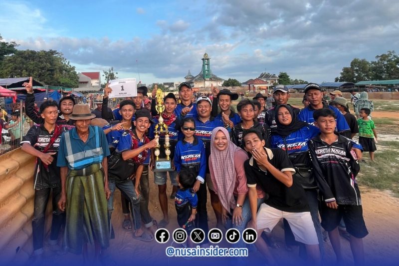 Foto. Tim Kereta Malam saat menerima Piagam dan Piala Juara I Karapan Sapi se-kabupaten Sumenep, Ahad 14 September 2025.