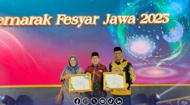 Foto. Wakil Bupati Sumenep KH Imam Hasyim, SH.,MH saat menerima penghargaan dari Gubernur Jatim sebagai kabupaten yang berhasil meraih Juara III Keuangan Syariah
