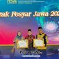 Foto. Wakil Bupati Sumenep KH Imam Hasyim, SH.,MH saat menerima penghargaan dari Gubernur Jatim sebagai kabupaten yang berhasil meraih Juara III Keuangan Syariah