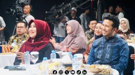 Foto. Anggota DPD/MPR RI Dr Lia Istifhama, S.Sos.i.,M.E.I Jilbab Merah (Kiri), Wagub Jatim, Emil Dardak Batik Biru Kombinasi Hitam (Kanan) dalam sebuah Acara di Jatim