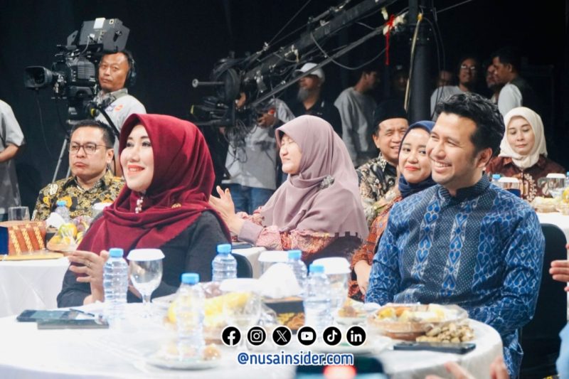 Foto. Anggota DPD/MPR RI Dr Lia Istifhama, S.Sos.i.,M.E.I Jilbab Merah (Kiri), Wagub Jatim, Emil Dardak Batik Biru Kombinasi Hitam (Kanan) dalam sebuah Acara di Jatim