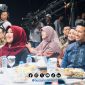 Foto. Anggota DPD/MPR RI Dr Lia Istifhama, S.Sos.i.,M.E.I Jilbab Merah (Kiri), Wagub Jatim, Emil Dardak Batik Biru Kombinasi Hitam (Kanan) dalam sebuah Acara di Jatim