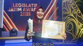Foto. Lia istifhama saat menerima penghargaan di panggung Jawa Timur, Rabu 17/9/2025