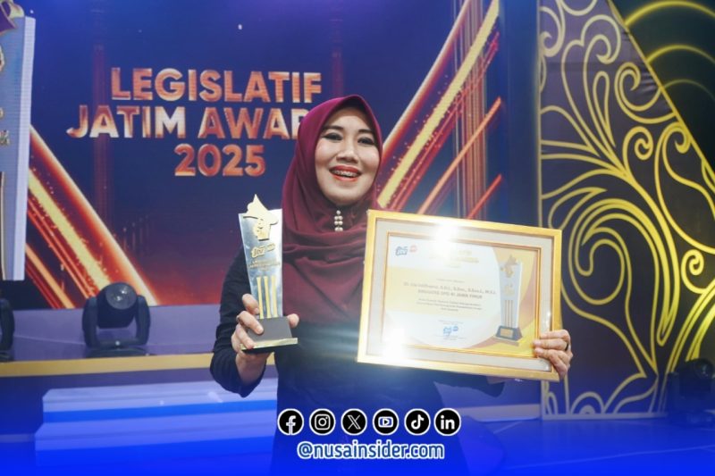 Foto. Lia istifhama saat menerima penghargaan di panggung Jawa Timur, Rabu 17/9/2025