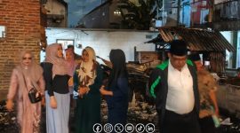 Foto. Dr Lia Istifhama, S.Sos.i., M.E.I saat berkunjung ke kebakaran rumah Warga
