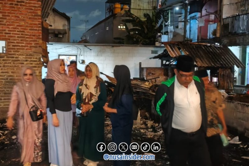Foto. Dr Lia Istifhama, S.Sos.i., M.E.I saat berkunjung ke kebakaran rumah Warga