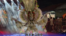 Foto. Pertunjukan Busana Topeng oleh Salahsatu Peserta Madura Ethnic Carnival (MEC) 2025 di Sumenep, Sabtu 20/9/2025 Malam. 
