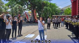 Foto. Syaiful Bahri, Korlap Aksi GPM - KLK Madura di depan kantor Disperkimhub Sumenep, Rabu 24/9/2025.