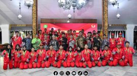 Foto. Bupati Sumenep Dr H Achmad Fauzi Wongsojudo, SH.,MH saat foto bersama dengan Para Atlet peraih medali di Porprov Jatim IX. 
