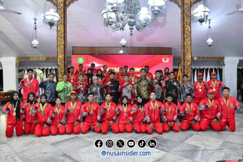 Foto. Bupati Sumenep Dr H Achmad Fauzi Wongsojudo, SH.,MH saat foto bersama dengan Para Atlet peraih medali di Porprov Jatim IX. 