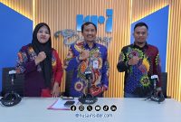 Foto. Busaki Owner Wirausaha Muda SUMENEP (WMS) - (Kanan), Kepala DKPP Sumenep Moh Ramli, M.Si (Tengah), Pegawai RRI SUMENEP (Kiri) 