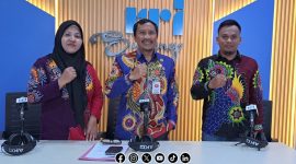Foto. Busaki Owner Wirausaha Muda SUMENEP (WMS) - (Kanan), Kepala DKPP Sumenep Moh Ramli, M.Si (Tengah), Pegawai RRI SUMENEP (Kiri) 