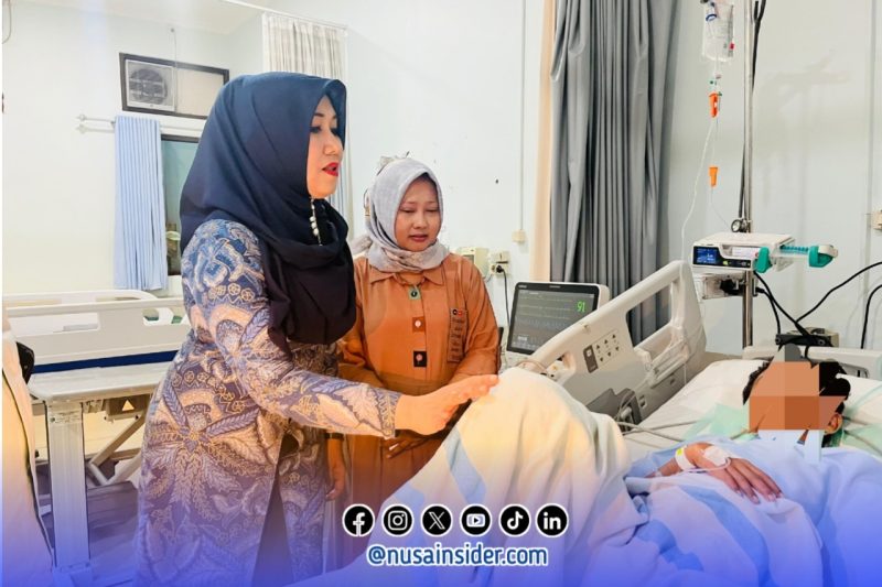 Foto. Momen Senator DPD/MPR RI Lia Istifhama saat menjenguk Santri Korban Reruntuhan di Ponpes Al-Khoziny Buduran Sidoarjo Jatim