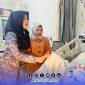 Foto. Momen Senator DPD/MPR RI Lia Istifhama saat menjenguk Santri Korban Reruntuhan di Ponpes Al-Khoziny Buduran Sidoarjo Jatim