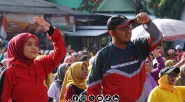 Foto. Bupati Sumenep, Dr H Achmad Fauzi Wongso judo, SH., MH (Kanan), Istri Bupati Sumenep Nia Kurnia Fauzi (Kiri) saat Olahraga di Areal Taman Adipura Sumenep