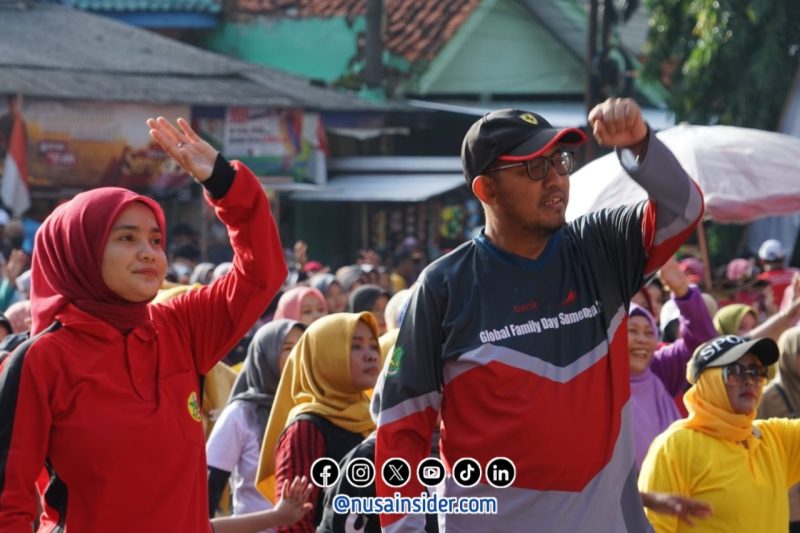 Foto. Bupati Sumenep, Dr H Achmad Fauzi Wongso judo, SH., MH (Kanan), Istri Bupati Sumenep Nia Kurnia Fauzi (Kiri) saat Olahraga di Areal Taman Adipura Sumenep