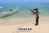 Foto. Polsek kepulauan Arjasa Sumenep saat menunjukkan lokasi kejadian tenggelamnya dia anak di Pantai kepulauan setempat. 