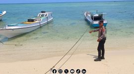Foto. Polsek kepulauan Arjasa Sumenep saat menunjukkan lokasi kejadian tenggelamnya dia anak di Pantai kepulauan setempat. 