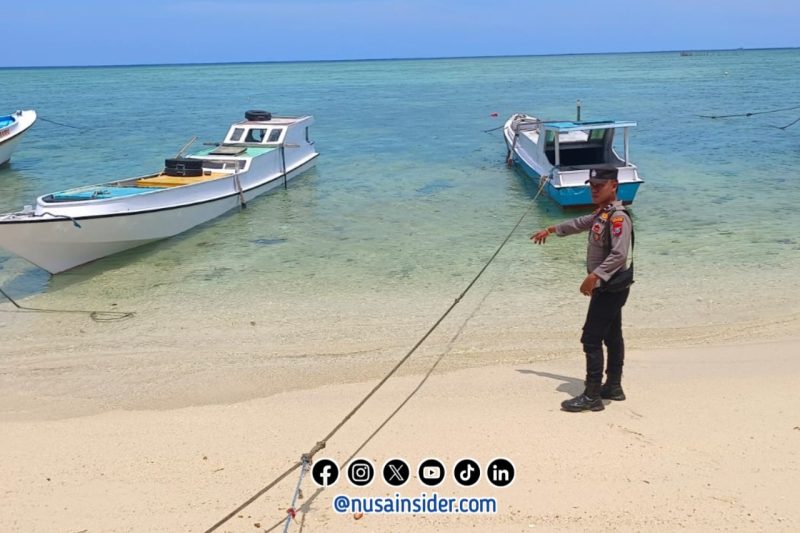 Foto. Polsek kepulauan Arjasa Sumenep saat menunjukkan lokasi kejadian tenggelamnya dia anak di Pantai kepulauan setempat. 