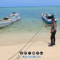 Foto. Polsek kepulauan Arjasa Sumenep saat menunjukkan lokasi kejadian tenggelamnya dia anak di Pantai kepulauan setempat. 