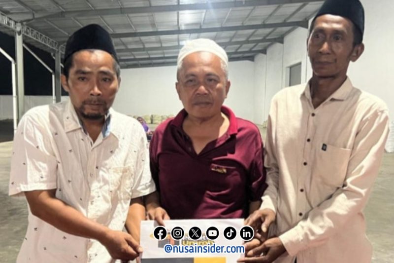 Foto. Dua Petani Asal Sumenep saat mendapat Hadiah Umrah dari Bos PR Bahagia Abah Haji Mukmin 