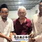 Foto. Dua Petani Asal Sumenep saat mendapat Hadiah Umrah dari Bos PR Bahagia Abah Haji Mukmin 