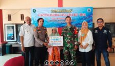 Foto. Pemdes Pinggir Papas saat menyalurkan Bantuan Langsung Tunai (BLT) Dana Desa (DD) Periode Juli, Agustus dan September kepada warga Tidak Mampu. 