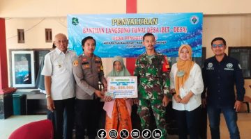 Foto. Pemdes Pinggir Papas saat menyalurkan Bantuan Langsung Tunai (BLT) Dana Desa (DD) Periode Juli, Agustus dan September kepada warga Tidak Mampu. 