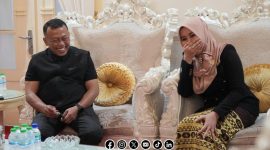 Foto. Kang Giri saat bersama Ning lia di Ruang kerja Kang Giri di ponorogo Jatim