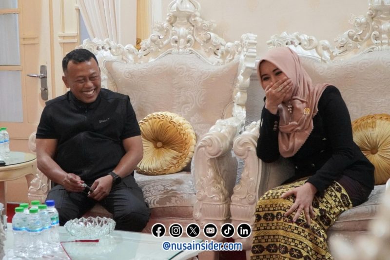 Foto. Kang Giri saat bersama Ning lia di Ruang kerja Kang Giri di ponorogo Jatim